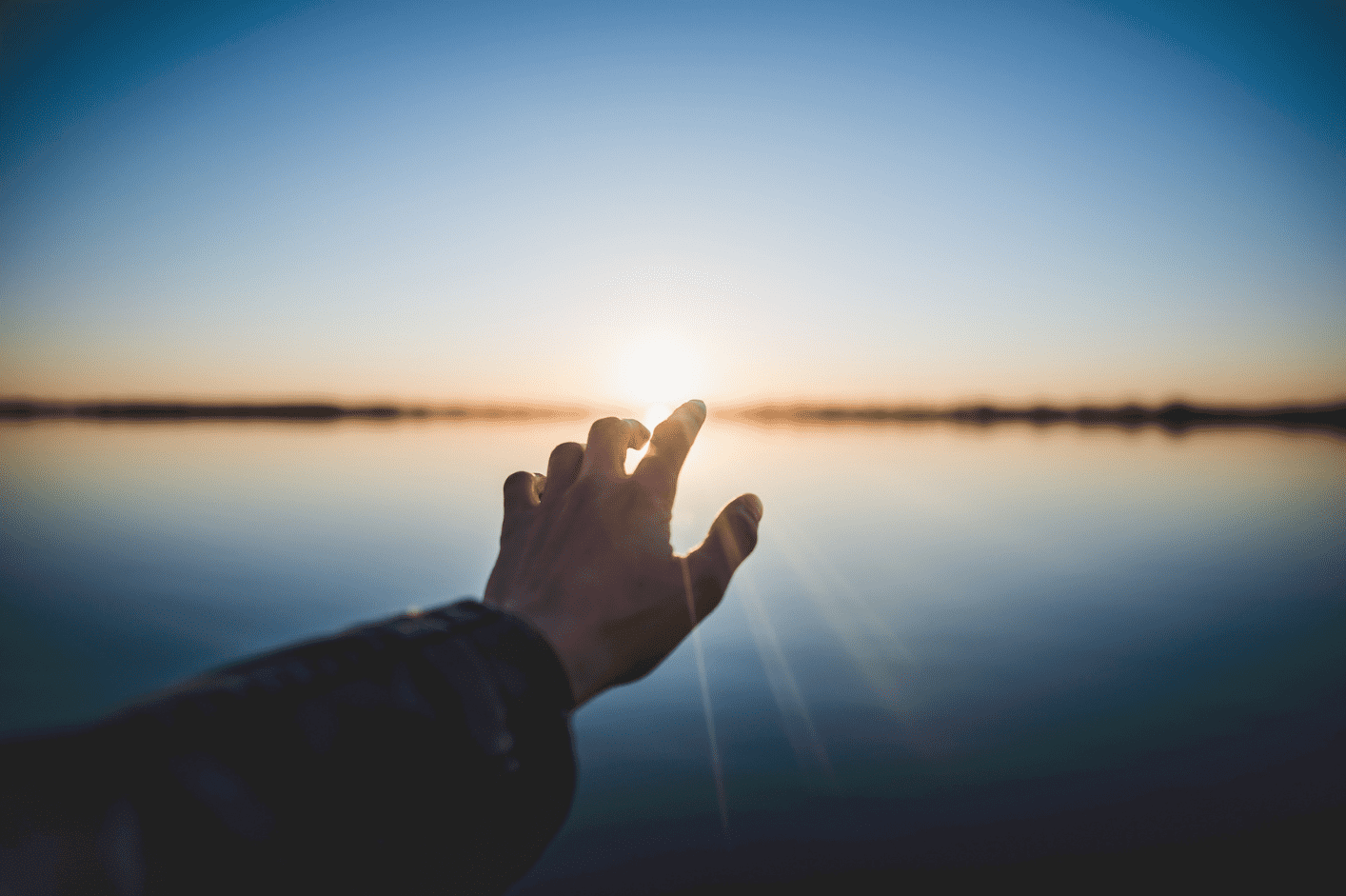 Une personne rayonnante au sommet d’une montagne, inspirant les autres grâce à sa réussite e succès, une source d’inspiration et de transformation